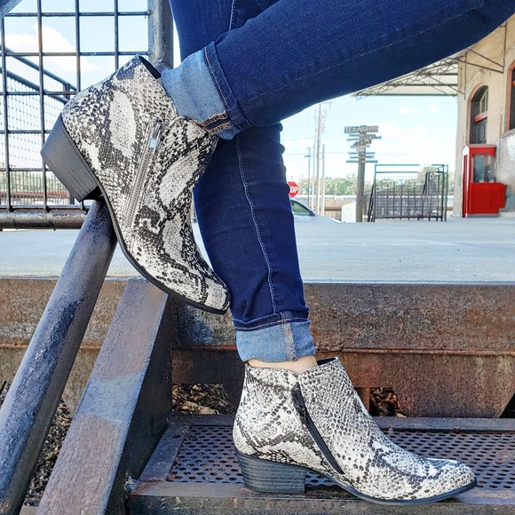 Boots - Picture 3 of 8